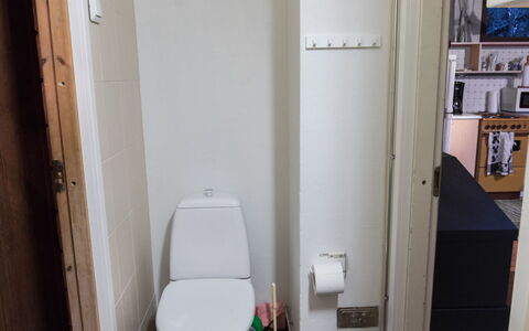 Vattomäki: Wc Bril, Toilet, Flooring, Badkamer, Verdieping, Loodgieterswerkinrichting, Loodgieter, Kamer, Tegel