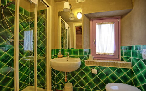 Villa Marginone: Badkamer, Kamer, Eigendom, Groen, Interieur Ontwerp, Gebouw, Huis, Tegel, Architectuur, Onroerend Goed