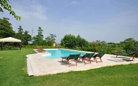 Villa Marginone: Zwembad, Eigendom, Onroerend Goed, Huis, Vrije Tijd, Vakantie, Toevlucht, Land Lot, Gebouw, Ligstoel