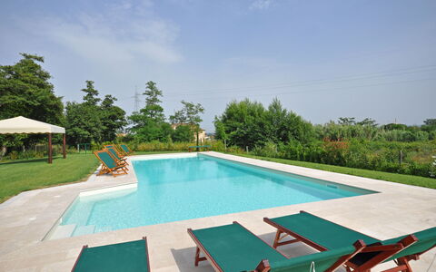 Villa Marginone: Zwembad, Eigendom, Huis, Onroerend Goed, Toevlucht, Vrije Tijd, Landgoed, Gebouw, Villa, Vakantie