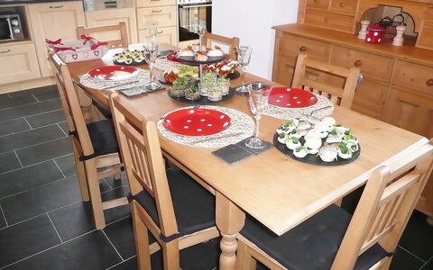 Chalet la Poya: Tafelkleed, Tafel, Meubilair, Kamer, Countertop, Eetkamer, Interieur Ontwerp, Brunch, Textiel, Linens