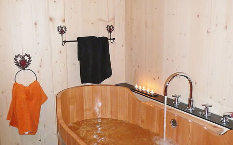 Chalet la Poya: Kamer, Badkamer, Wastafel, Loodgieterswerkinrichting, Tegel, Interieur Ontwerp, Verdieping, Kraan, Keuken