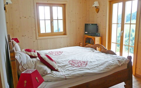 Chalet la Poya: Slaapkamer, Bed, Meubilair, Kamer, Laken, Eigendom, Bedding, Matras, Bed Frame, Verdieping
