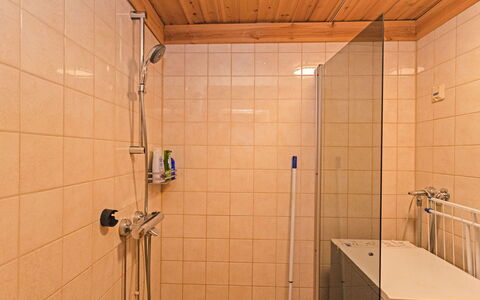 Varilan Lomamajat Nr1: Badkamer, Loodgieterswerkinrichting, Flooring, Muur, Verdieping, Hout, Interieur Ontwerp, Douchekop, Douche, Loodgieter