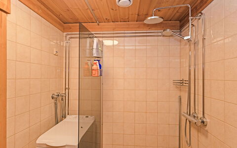 Varilan Lomamajat Nr2: Badkamer, Loodgieterswerkinrichting, Flooring, Muur, Verdieping, Interieur Ontwerp, Hout, Loodgieter, Douche, Kamer