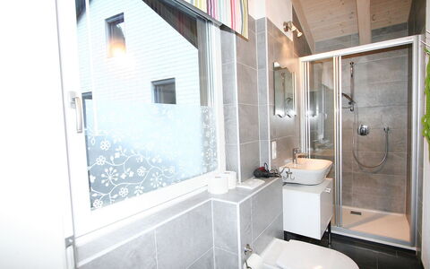 Am Arlberg: Badkamer, Eigendom, Kamer, Interieur Ontwerp, Huis, Gebouw, Loodgieterswerkinrichting, Tegel, Architectuur, Onroerend Goed