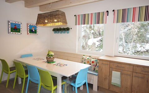 Am Arlberg: Kamer, Meubilair, Eetkamer, Interieur Ontwerp, Eigendom, Tafel, Turkoois, Gebouw, Plafond, Huis