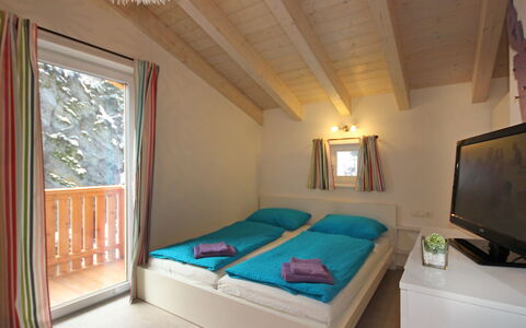 Am Arlberg: Slaapkamer, Kamer, Eigendom, Bed, Meubilair, Plafond, Interieur Ontwerp, Laken, Gebouw, Bed Frame