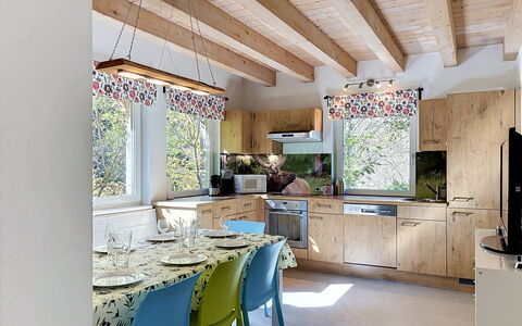 Am Arlberg: Meubilair, Interieur Ontwerp, Keuken, Flooring, Hout, Plafond, Stoel, Countertop, Keuken En Eettafel, Verdieping