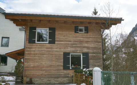 Am Arlberg: Wolk, Lucht, Sneeuw, Gebouw, Venster, Eigendom, Hout, Huis, Boom, Deur