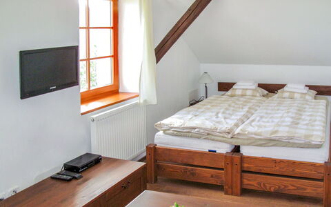 Holetín: Meubilair, Eigendom, Venster, Tafel, Comfort, Hout, Gebouw, Interieur Ontwerp, Flooring, Verdieping