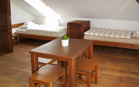 Holetín: Meubilair, Tafel, Comfort, Hout, Interieur Ontwerp, Woonkamer, Flooring, Verdieping, Hoofdkussen, Beits