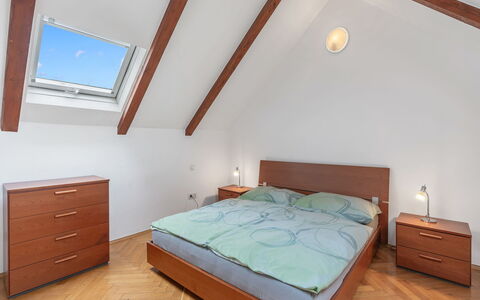 O21: Flooring, Bed, Interieur Ontwerp, Slaapkamer, Verdieping, Hout, Plafond, Meubilair, Kamer, Verlichting