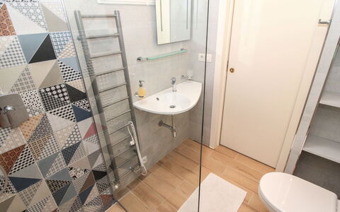 O21: Spiegel, Wastafel, Kraan, Wastafel In De Badkamer, Loodgieterswerkinrichting, Badkamer, Gebouw, Interieur Ontwerp, Purper, Hout