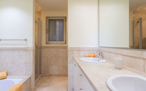 Duplex Bencomo: Eigendom, Wastafel, Kraan, Loodgieterswerkinrichting, Hout, Badkamer, Wastafel In De Badkamer, Verdieping, Muur
