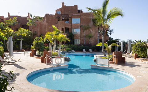 Duplex Bencomo: Water, Fabriek, Lucht, Eigendom, Gebouw, Zwembad, Azure, Boom, Zwemwater, Arecales