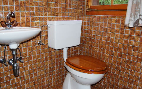 Chalet Enfin: Toilet, Wc Bril, Badkamer, Tegel, Loodgieterswerkinrichting, Muur, Verdieping, Eigendom, Kamer, Badkamer Accessoire