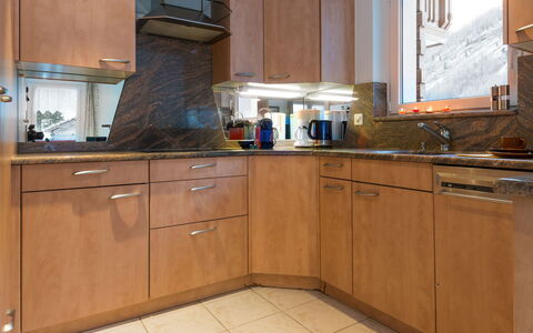Piccolo: Bruin, Countertop, Cabinetry, Gootsteen, Eigendom, Meubilair, Kraan, Wastafel, Toestel Van De Keuken, Keuken
