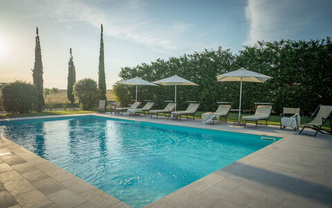 Villa Cassia: Zwembad, Eigendom, Vrije Tijd, Gebouw, Onroerend Goed, Vakantie, Huis, Toevlucht, Lucht, Boom