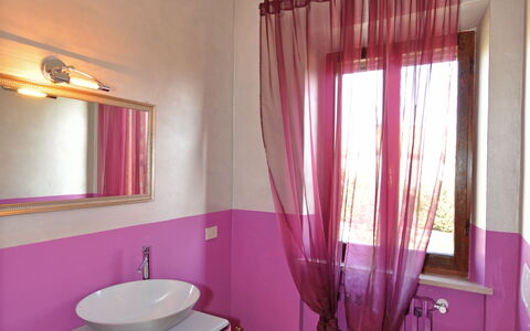Villa Cassia: Badkamer, Kamer, Purper, Eigendom, Interieur Ontwerp, Roze, Gordijn, Verdieping, Meubilair, Gebouw