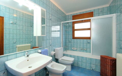 Can Cals: Badkamer, Kamer, Eigendom, Tegel, Blauw, Interieur Ontwerp, Turkoois, Gebouw, Loodgieterswerkinrichting, Architectuur