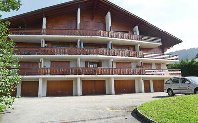 Villars 996: Lucht, Fabriek, Eigendom, Gebouw, Wiel, Land Lot, Architectuur, Hout, Auto