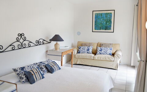 Rosemarie: Kamer, Slaapkamer, Meubilair, Eigendom, Interieur Ontwerp, Bed, Muur, Onroerend Goed, Huis, Tafel