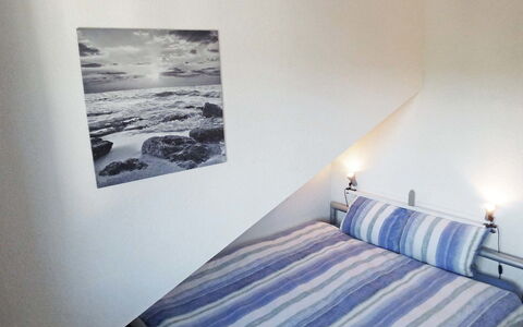 Emmetten 400: Slaapkamer, Kamer, Bed, Eigendom, Meubilair, Lucht, Muur, Interieur Ontwerp, Laken, Huis