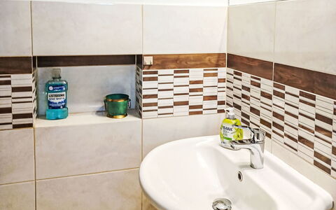 Bursztynowa: Flooring, Loodgieterswerkinrichting, Interieur Ontwerp, Badkamer, Verdieping, Loodgieter, Tegel, Kraan, Wastafel, Ceramic