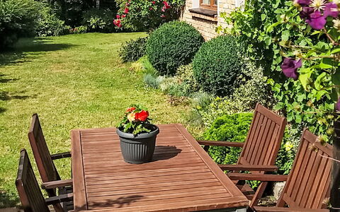 Bursztynowa: Meubilair, Groen, Buitenmeubels, Tuin, Buitentafel, Struik, Stoel, Tafel, Bloempot