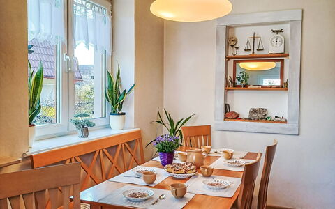 Bursztynowa: Meubilair, Interieur Ontwerp, Muur, Flooring, Tafel, Eetkamer, Hout, Keuken En Eettafel, Verdieping, Plafond