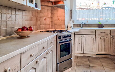 Bursztynowa: Keuken, Countertop, Cabinetry, Toestel Van De Keuken, Hout, Flooring, Major Appliance, Interieur Ontwerp, Gootsteen, Verdieping