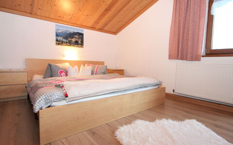 Gruber: Meubilair, Comfort, Venster, Hout, Hoofdkussen, Bed Frame, Interieur Ontwerp, Architectuur, Verdieping, Gebouw