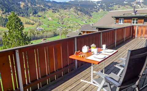 Chalet Ahornen: Lucht, Meubilair, Gebouw, Wolk, Berg, Tafel, Hout, Buitenmeubels, Hek, Boom
