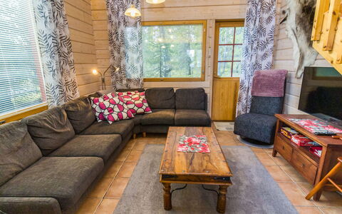 Pyryruka: Hout, Meubilair, Flooring, Interieur Ontwerp, Verdieping, Huis, Bankstel, Plafond, Woonkamer, Kamer
