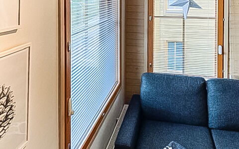Länsirinne C 12: Hout, Interieur Ontwerp, Verdieping, Flooring, Meubilair, Woonkamer, Kamer, Appartement, Bankstel, Raambekleding