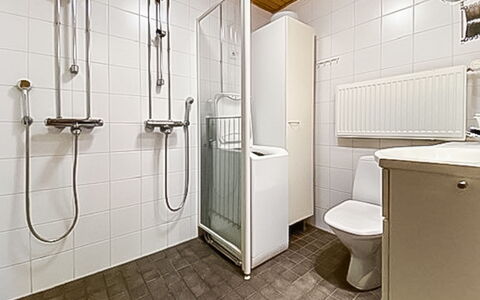 Länsirinne C 12: Loodgieterswerkinrichting, Flooring, Verdieping, Badkamer, Interieur Ontwerp, Wastafel, Loodgieter, Kamer, Toilet, Kraan
