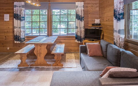 Rukatörmä, Kesäjärvi: Hout, Plafond, Interieur Ontwerp, Flooring, Meubilair, Verdieping, Huis, Bankstel, Verblijf, Woonkamer