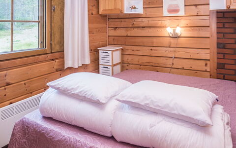 Rukatörmä, Kesäjärvi: Bed, Slaapkamer, Hout, Laken, Bedding, Meubilair, Huis, Interieur Ontwerp, Bed Frame, Linens