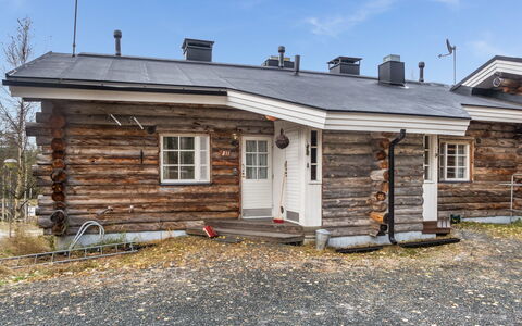 Revonaapa B13: Hout, Dak, Verblijf, Huis, Siding, Blokhut, Schuur, Daylighting, Winter, Timmerhout