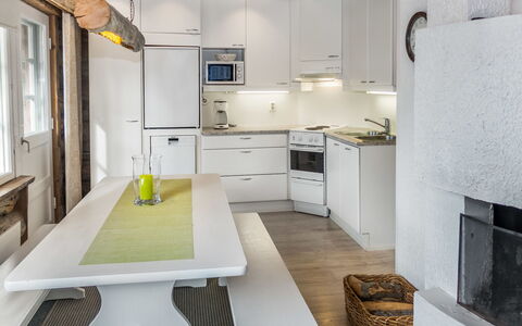 Revonaapa B13: Meubilair, Interieur Ontwerp, Flooring, Keuken, Verdieping, Plafond, Hout, Countertop, Lichte Inrichting, Kamer