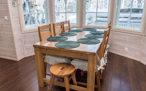 Vuosselinhovi C: Meubilair, Flooring, Verdieping, Interieur Ontwerp, Hout, Eetkamer, Houten Vloer, Tafel, Keuken En Eettafel, Stoel