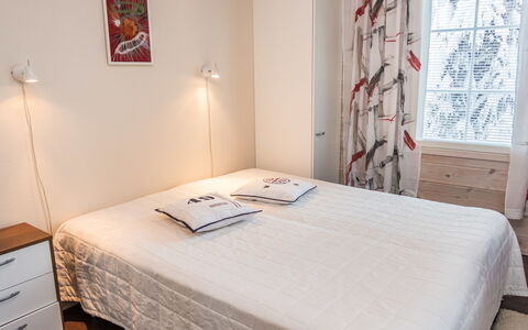 Vuosselinhovi C: Bed, Meubilair, Slaapkamer, Bedding, Interieur Ontwerp, Laken, Verdieping, Muur, Flooring, Hout