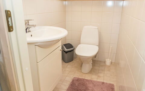 Vuosselinhovi C: Wc Bril, Badkamer, Toilet, Loodgieterswerkinrichting, Flooring, Verdieping, Wastafel In De Badkamer, Wastafel, Interieur Ontwerp, Loodgieter