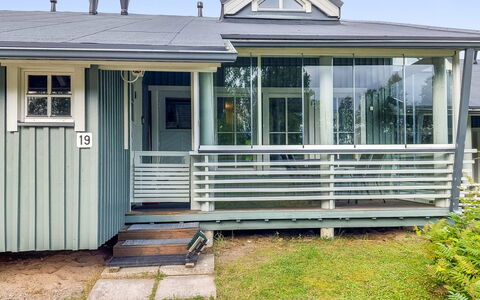 Kelokivakka D19: Huis, Deur, Veranda, Verblijf, Siding, Schuifraam, Schaduw, Dek, Garden Gebouwen, Werf