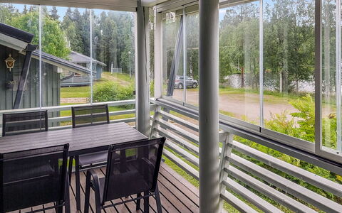 Kelokivakka D19: Veranda, Plafond, Glas, Dek, Schaduw, Daylighting, Balkon, Hardwood, Ontwerp, Stoel