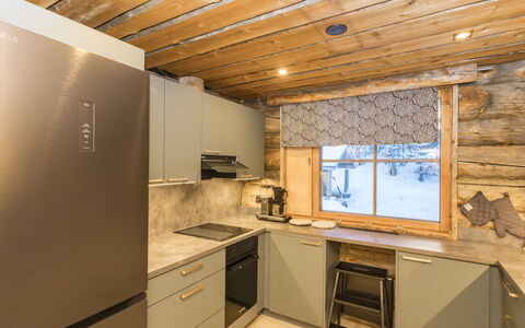 Rukasaukko: Hout, Plafond, Flooring, Interieur Ontwerp, Countertop, Keuken, Verdieping, Cabinetry, Lichte Inrichting, Beits