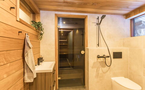 Rukasaukko: Flooring, Interieur Ontwerp, Verdieping, Hout, Loodgieterswerkinrichting, Badkamer, Plafond, Badkamerkast, Kraan, Loodgieter