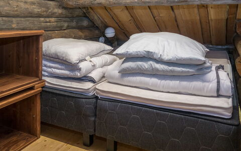 Saukkokumpu 3: Slaapkamer, Linens, Bedding, Laken, Bed, Bed Frame, Hardwood, Matras, Hoofdkussen, Beits