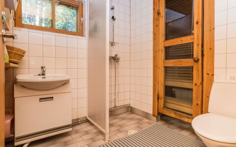 Ruka-Linkki 3A: Hout, Flooring, Verdieping, Interieur Ontwerp, Loodgieterswerkinrichting, Kamer, Loodgieter, Badkamer, Plafond, Beits